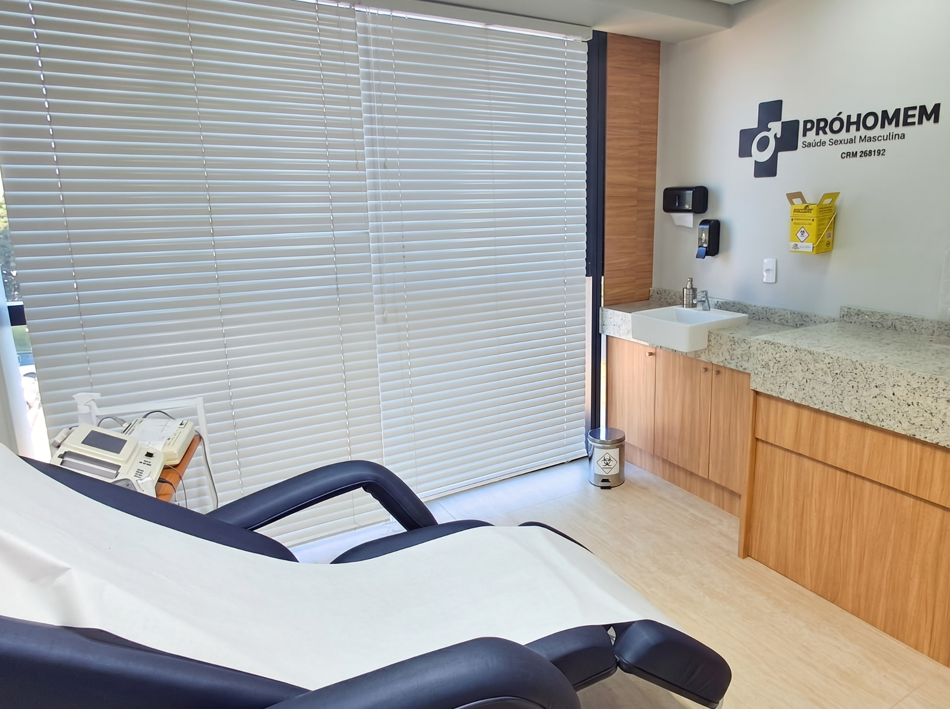 Sala de procedimento com maca e equipamentos